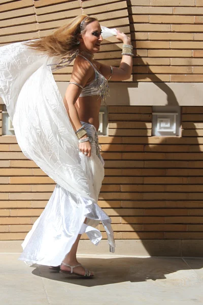 Dançarina ao ar livre — Fotografia de Stock