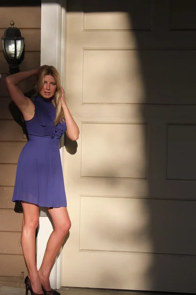 Photo shoot of a model at a building — Stock Photo, Image