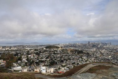 Çeşitli tepelerden San Francisco ve Golden Gate Köprüsü manzarası