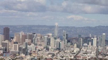 San Francisco ve Golden Gate köprüsünün üzerindeki sisin hızlandırılmış videosu