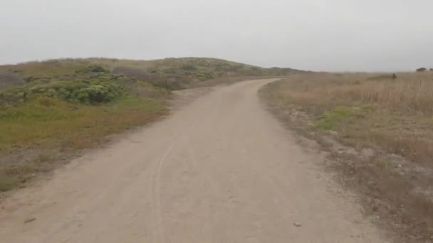 在雷耶斯国家海岸骑自行车 — 图库视频影像
