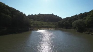 California 'daki su köpeği gölü üzerinde İHA uçuşu