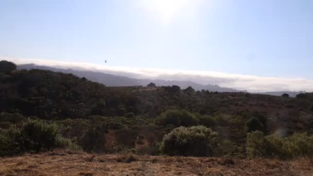 Πετώντας Πάνω Από Λόφους Και Κοιλάδες Στην Καλιφόρνια — Αρχείο Βίντεο