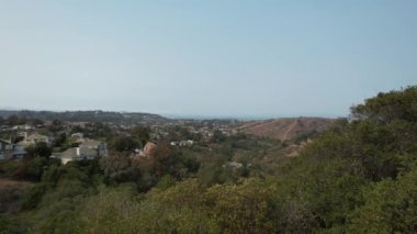 Kaliforniya 'da tepelerin ve vadilerin üzerinden uçuyor