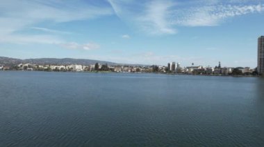 Merrit Gölü üzerinde uçarken