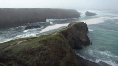 Mendocino ve Noyo dağlarının üzerinden uçuyor.