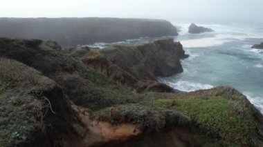 Mendocino ve Noyo dağlarının üzerinden uçuyor.