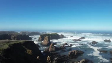 Mendocino ve Noyo dağlarının üzerinden uçuyor.
