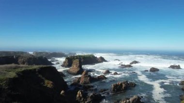 Mendocino ve Noyo dağlarının üzerinden uçuyor.