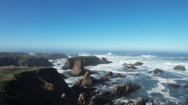 Mendocino ve Noyo dağlarının üzerinden uçuyor.