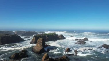 Mendocino ve Noyo dağlarının üzerinden uçuyor.