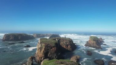 Mendocino ve Noyo dağlarının üzerinden uçuyor.