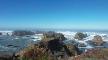 Mendocino ve Noyo dağlarının üzerinden uçuyor.