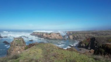 Mendocino ve Noyo dağlarının üzerinden uçuyor.