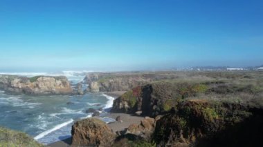 Mendocino ve Noyo dağlarının üzerinden uçuyor.