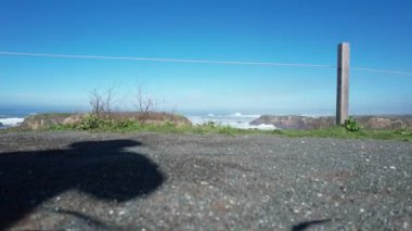Mendocino ve Noyo dağlarının üzerinden uçuyor.
