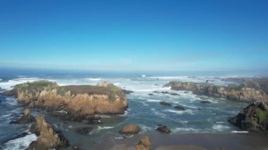 Mendocino ve Noyo dağlarının üzerinden uçuyor.
