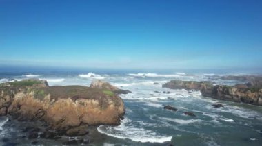 Mendocino ve Noyo dağlarının üzerinden uçuyor.
