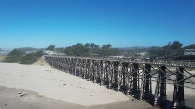 Mendocino ve Noyo dağlarının üzerinden uçuyor.