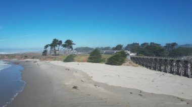 Mendocino ve Noyo dağlarının üzerinden uçuyor.