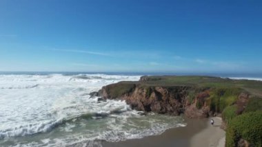 Mendocino ve Noyo dağlarının üzerinden uçuyor.