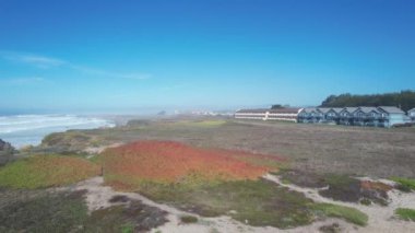 Mendocino ve Noyo dağlarının üzerinden uçuyor.