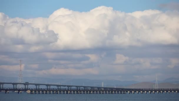 时间飞逝的雾气在加州邓巴顿桥上空的录像 — 图库视频影像