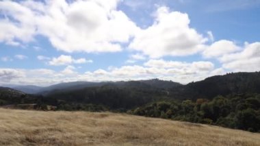 Foothills Park Palo Alto California 'daki bulutların hızlandırılmış fotoğrafı