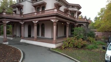 Bidwell malikanesinin üzerinde uçuyor, Chico.