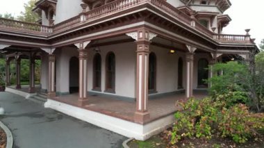 Bidwell malikanesinin üzerinde uçuyor, Chico.