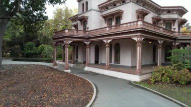 Bidwell malikanesinin üzerinde uçuyor, Chico.