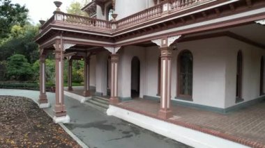 Bidwell malikanesinin üzerinde uçuyor, Chico.