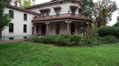 Bidwell malikanesinin üzerinde uçuyor, Chico.