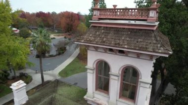 Bidwell malikanesinin üzerinde uçuyor, Chico.