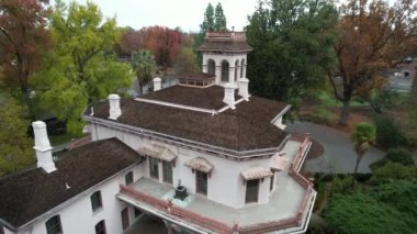 Bidwell malikanesinin üzerinde uçuyor, Chico.