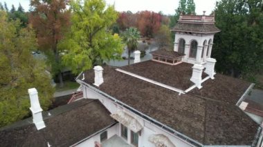 Bidwell malikanesinin üzerinde uçuyor, Chico.