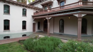 Bidwell malikanesinin üzerinde uçuyor, Chico.