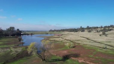 Bidwell Parkı üzerinde uçuyor, Chico, California
