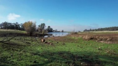 Bidwell Parkı üzerinde uçuyor, Chico, California