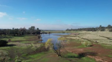 Bidwell Parkı üzerinde uçuyor, Chico, California