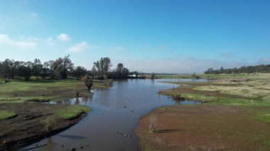 Bidwell Parkı üzerinde uçuyor, Chico, California
