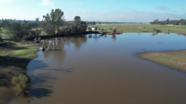 Bidwell Parkı üzerinde uçuyor, Chico, California
