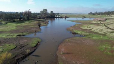 Bidwell Parkı üzerinde uçuyor, Chico, California