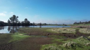Bidwell Parkı üzerinde uçuyor, Chico, California