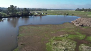 Bidwell Parkı üzerinde uçuyor, Chico, California