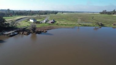 Bidwell Parkı üzerinde uçuyor, Chico, California