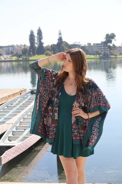 Foto Una Hermosa Chica Blanca Hermoso Vestido Frente Lago —  Fotos de Stock