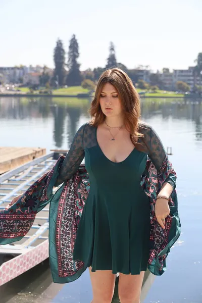 Foto Una Bella Ragazza Bianca Bellissimo Vestito Fronte Lago — Foto Stock