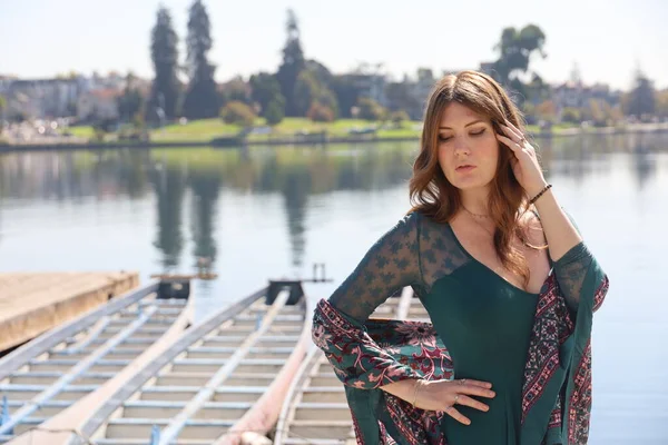 Foto Una Hermosa Chica Blanca Hermoso Vestido Frente Lago — Foto de Stock