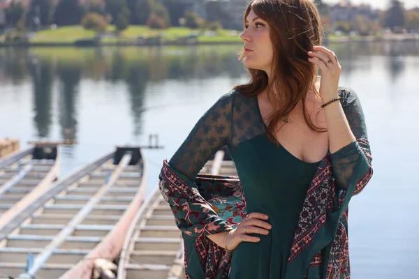 Foto Una Hermosa Chica Blanca Hermoso Vestido Frente Lago —  Fotos de Stock